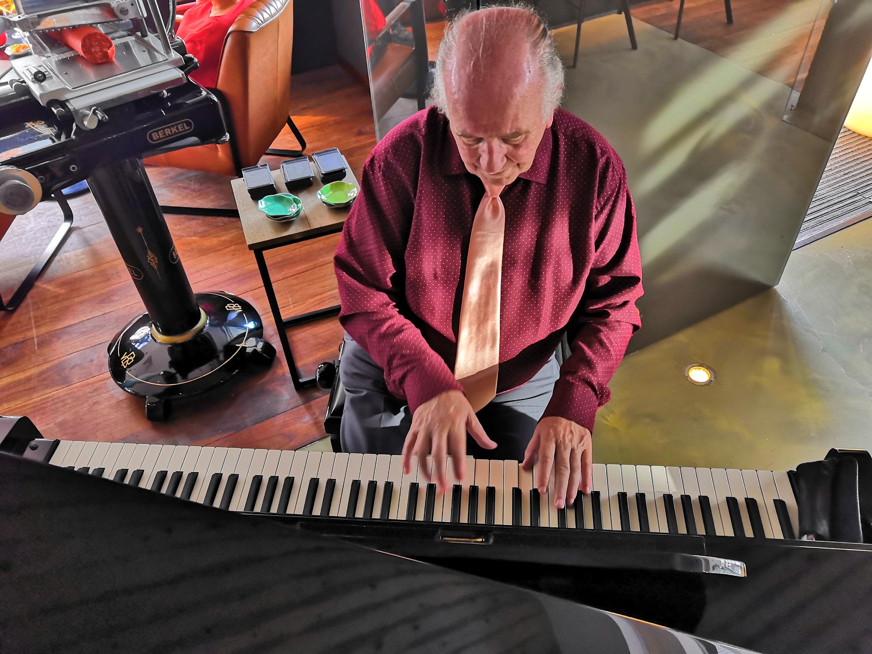 Jos Lermyte speelt op de piano