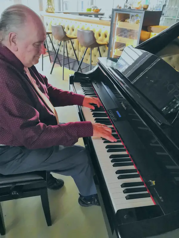 Jos Lermyte speelt op een digitale vleugel in een café