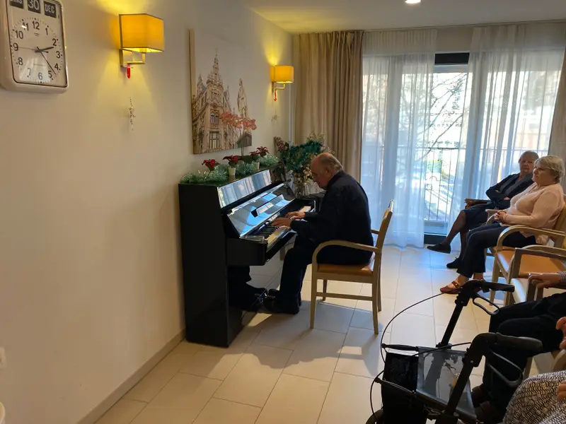 Jos Lermyte speelt piano voor bewoners van een woonzorgcentrum